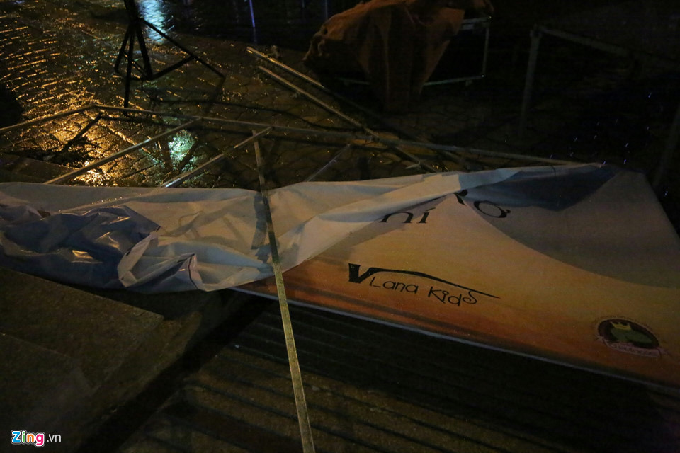 Hà Nội: Mây đen giăng kín kèm gió lốc, thanh niên đang tắm vội chạy lên bờ